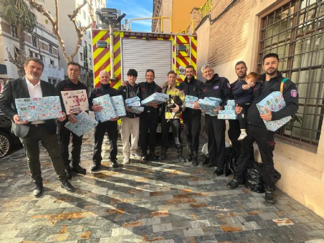 Bomberos del Ayuntamiento de Murcia visitan a los niños del centro de acogida ´Cardenal Belluga´