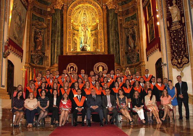 Los alumnos de Turismo y ADE recogen sus becas