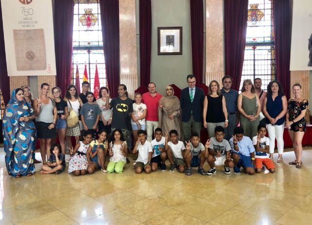 Niños y niñas saharauis visitan el Ayuntamiento de Murcia