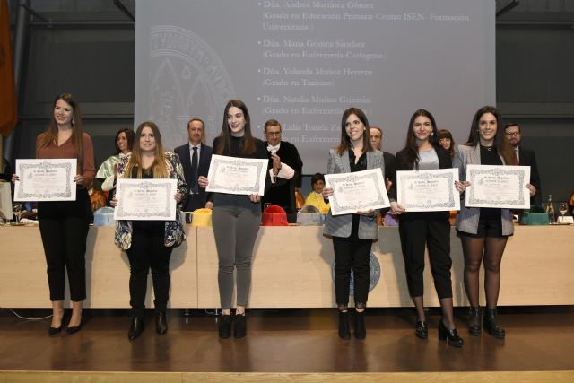 La UMU premia la excelencia de sus estudiantes y la dedicación del personal de la institución en el acto de Santo Tomás de Aquino