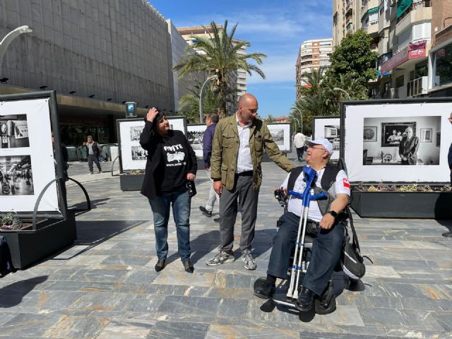 Cultura da visibilidad a los afectados por la Talidomida en la exposición fotográfica de Ana Bernal en la Avenida de la Libertad