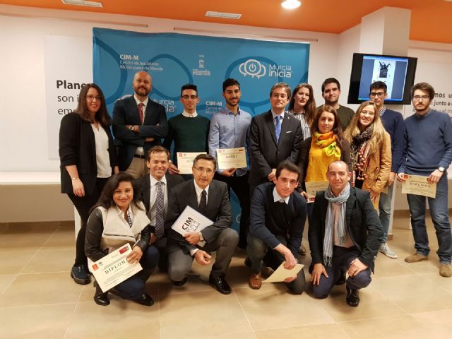 Tres universitarios reciben subvenciones gracias a la Cátedra de Emprendedores