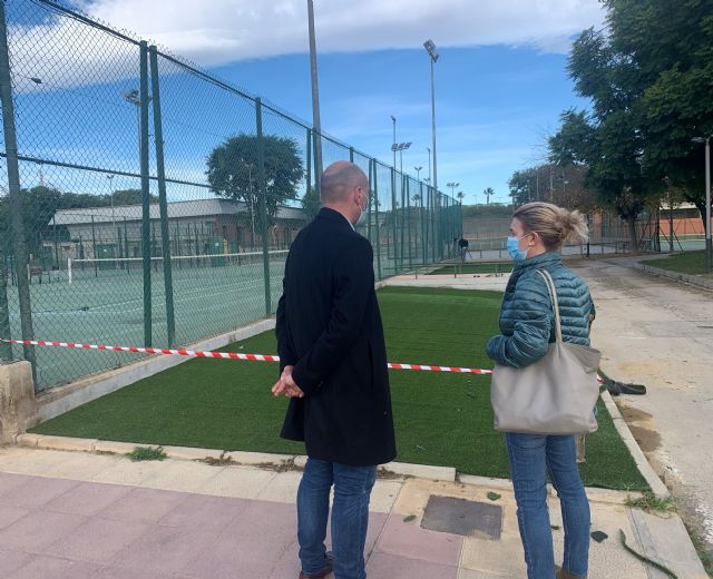 Adecúan los exteriores del Polideportivo José Barnés