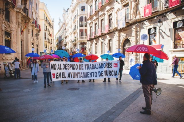 El SIME protesta contra los despidos en el Ayuntamiento de Murcia a ritmo de batucada