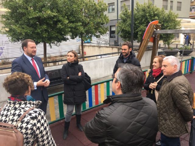 Murcia estrena el primer parque adaptado con pictogramas para niños y niñas con trastorno del espectro autista