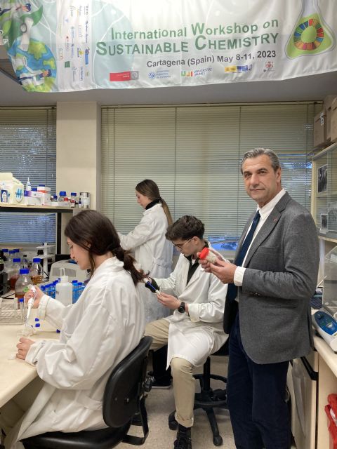 Pedro Lozano, junto a su equipo de investigación de química sostenible protagoniza portadas internacionales por sus avances en química verde